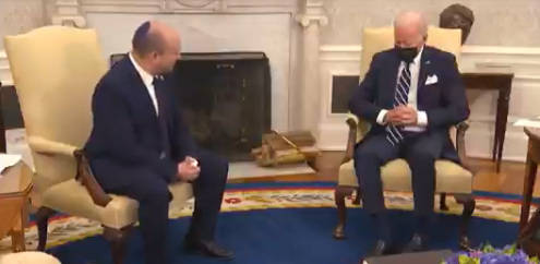 حقيقة غفوة بايدن خلال لقائه بينيت